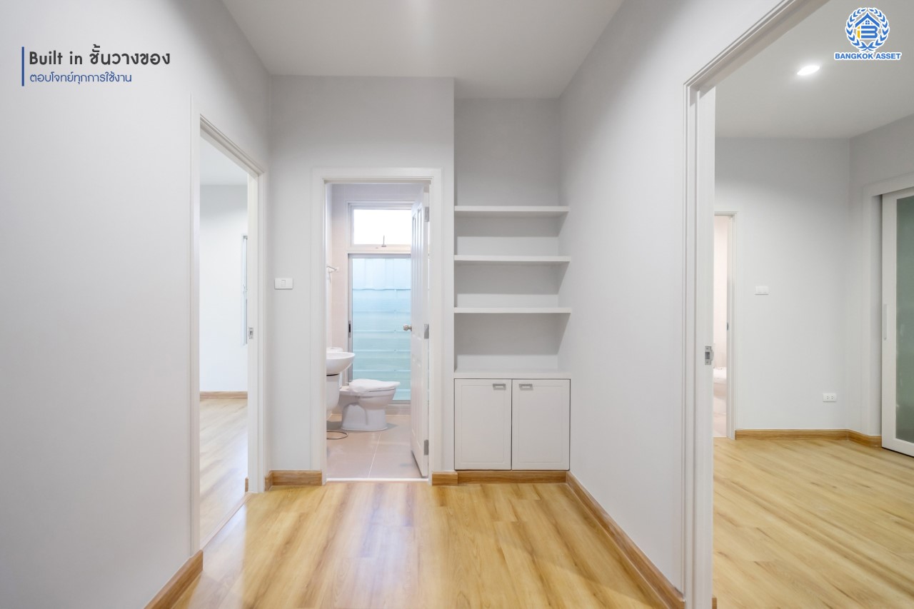 บ้านมือสองตกแต่งใหม่ ม.วิลล่าการ์เด้น2 บางกรวย-ไทรน้อย หลังมุม เนื้อที่ 51.5 ตร.ว. ฟังก์ชัน 3 ห้องนอน 3 ห้องน้ำ จอดรถได้ 2 คัน บรรยากาศเป็นส่วนตัว บนทำเลศักยภาพ ใกล้เซ็นทรัลเวสต์เกต เชื่อมต่อหลายเส้นทาง ถ.รัตนาธิเบศร์, ถ.กาญจนาภิเษก และราชพฤกษ์ และรถไฟฟ้า "สถานีบางพลู"...